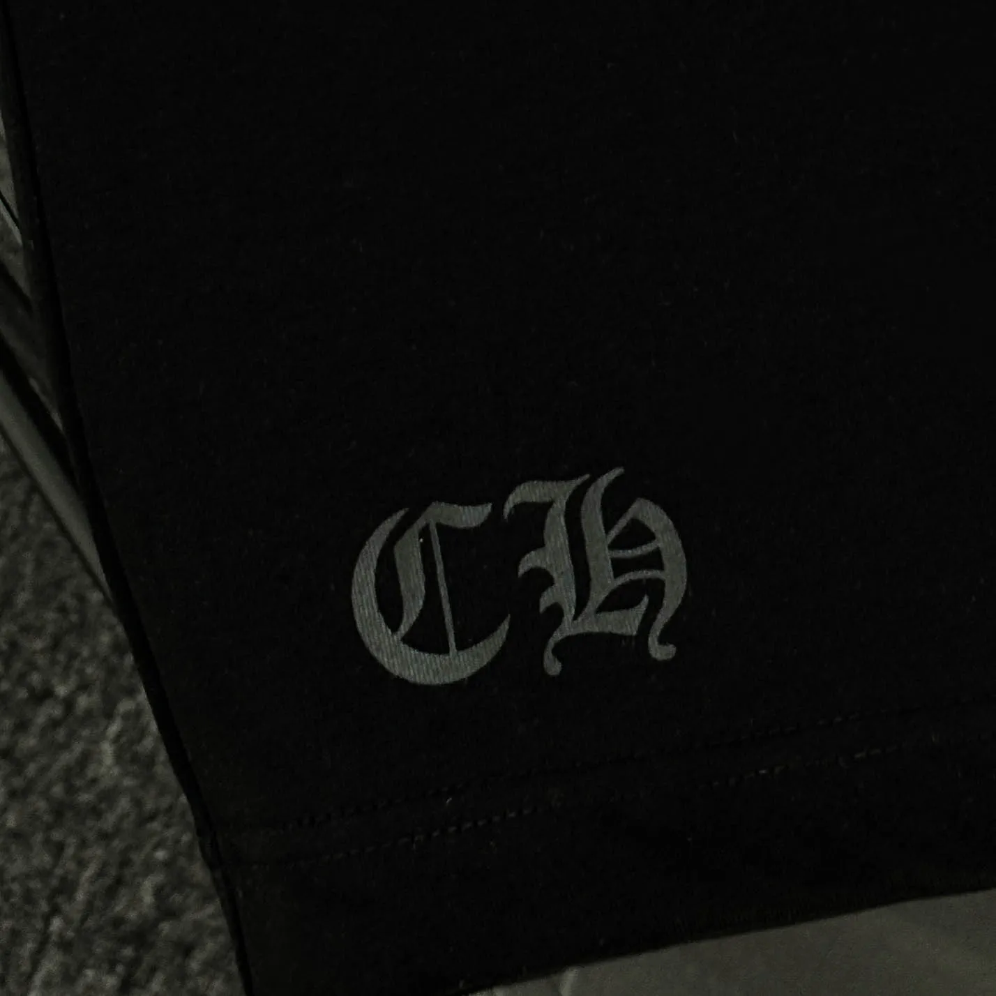 P170 Chrome Hearts Chrome Hearts 25 high version. The fabric is made of 300g high-density pure cotton. It does not deform or shrink. It has three labels. It is the same style for men and women. Technology: Gradient digital printing. Color: White. Black. SIZE: S-XL.